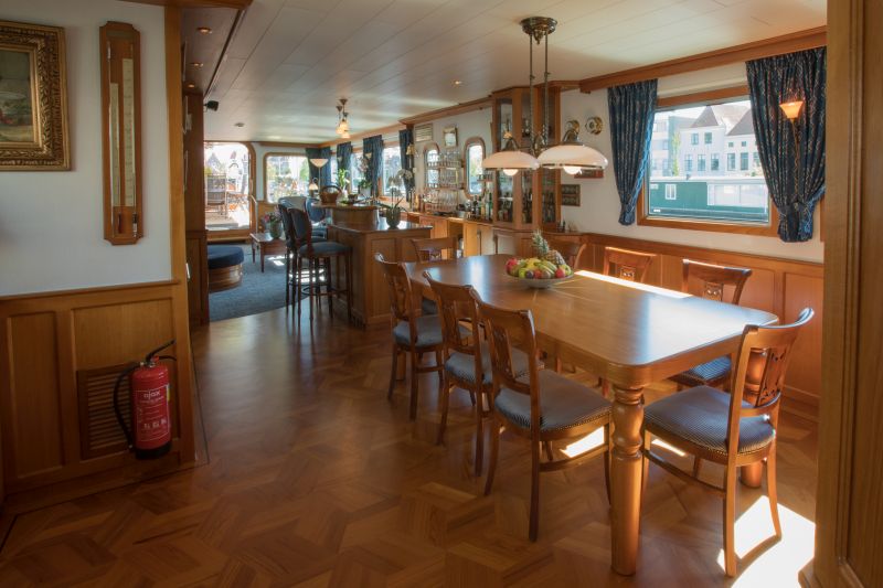 En su elegante comedor, se sirven cada día las mejores recetas de cocina francesa preparadas por nuestro experto Chef CRUCEROS FLUVIALES CANALES DE FRANCIA CANALES DE HOLANDA LA NOUVELLE ETOILE CRUCEROS FAMILIAS HOLANDA ALEMANIA CRUCEROS EN GRUPO CHARTER ALQUILER DE BARCOS GASTRONOMIA FRANCESA